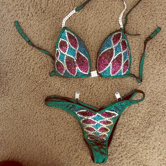 Jewell Custom Figure Bikini - Picture 1 of 3